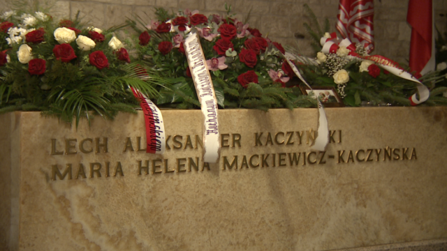 Prezydent złożył kwiaty przy<br />
grobie Lecha i Marii Kaczyńskich